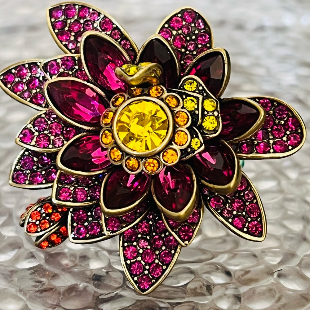 Heidi Daus SIZE 8 🆕”Water Lilly” Crystal Flower Ring in original gold/black box